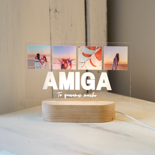 Placa horizontal con base de madera y luz, personalizada con 4 fotos y la palabra 'AMIGA' en grande. Ideal como regalo para tu amiga. Dimensiones: 135x210x3mm.