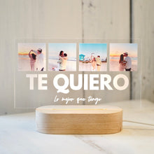 Cargar imagen en el visor de la galería, Placa personalizada con cuatro fotos, un &#39;Te Quiero&#39; y una frase personalizable, montada en una base iluminada para destacar los recuerdos especiales.
