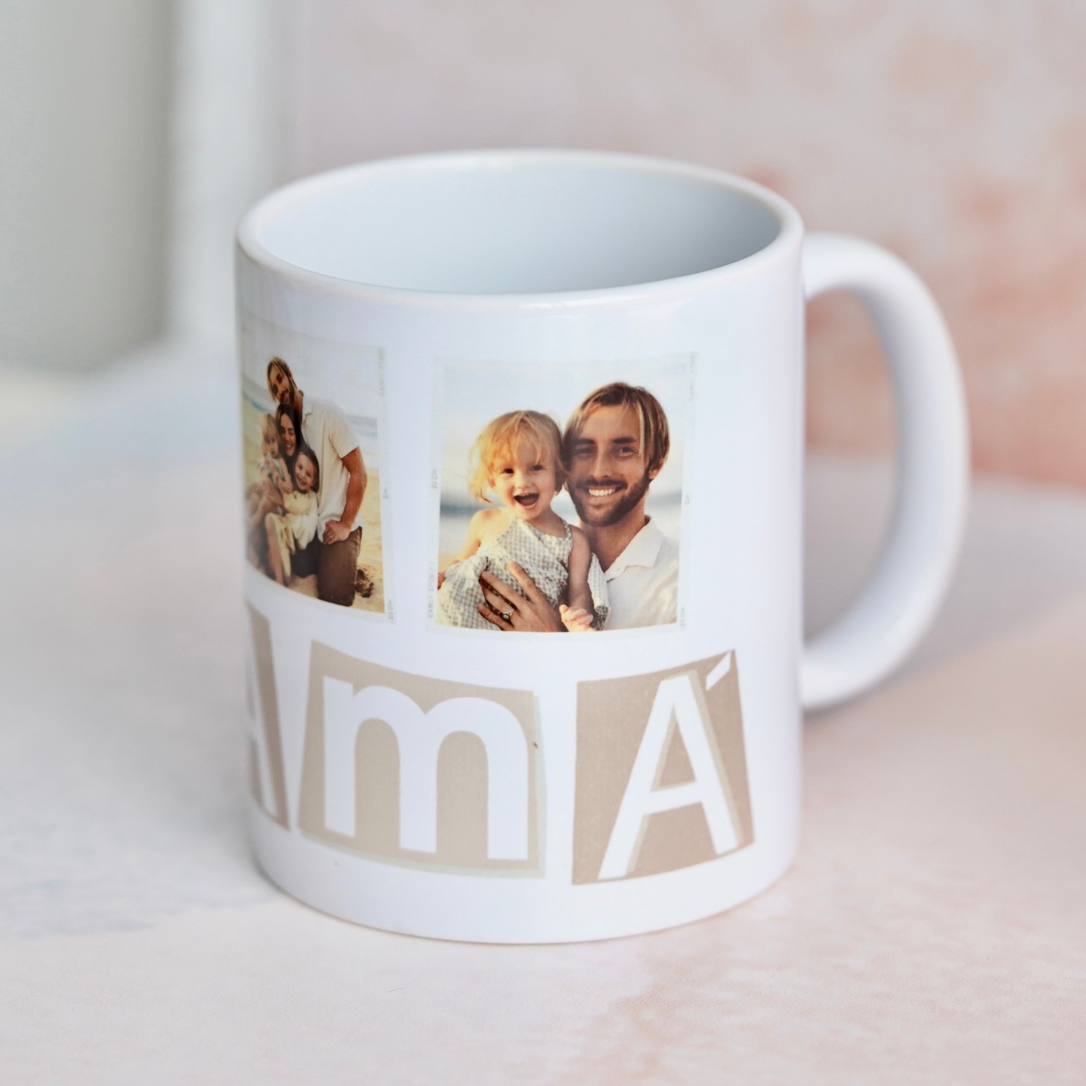 Imagen de una taza blanca personalizada con tres fotos arriba y la palabra 'MAMA' en negrita debajo.