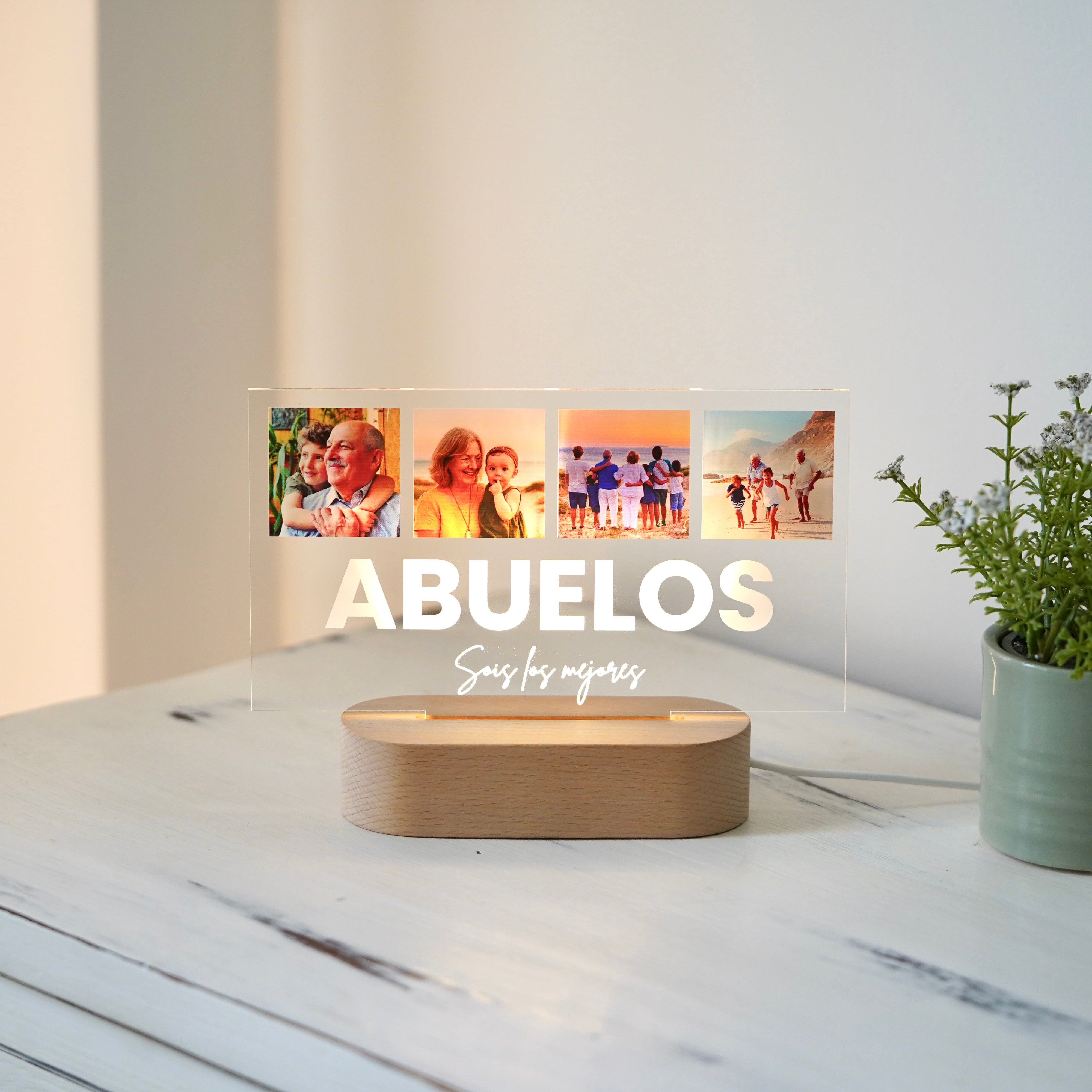Lámpara LED Personalizada para Abuelos de Cristal Plaque. Diseñada para honrar la ternura y sabiduría de los abuelos, esta lámpara convierte hasta cuatro fotografías familiares en un “cuadro luminoso” que flota sobre una base de madera natural. 