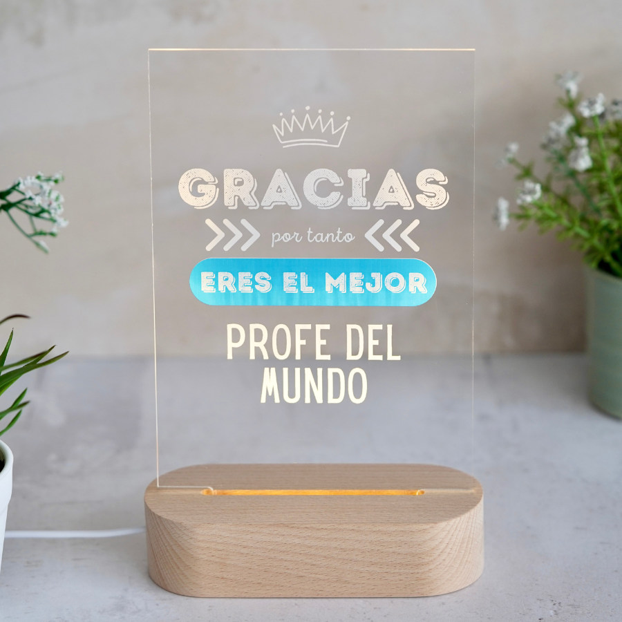 ¡ Celebra el fin de curso con nosotros !
Esta lámpara personalizada es un detalle original para regalar a tu profesor o profesora favorito Un regalo original con el que seguro sorprenderás.