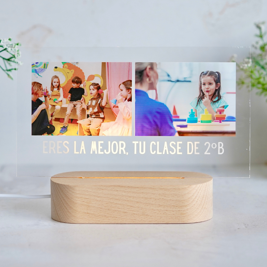 ¡ Celebra el fin de curso con nosotros !
Esta lámpara horizontal personalizada es un detalle original para regalar, puedes incluir una dedicatoria y dos fotos con tu&nbsp; profesor o profesora favorito. Una lámpara sencilla pero original con la que recordar un gran curso escolar.

Sin duda...¡sorprenderás!
