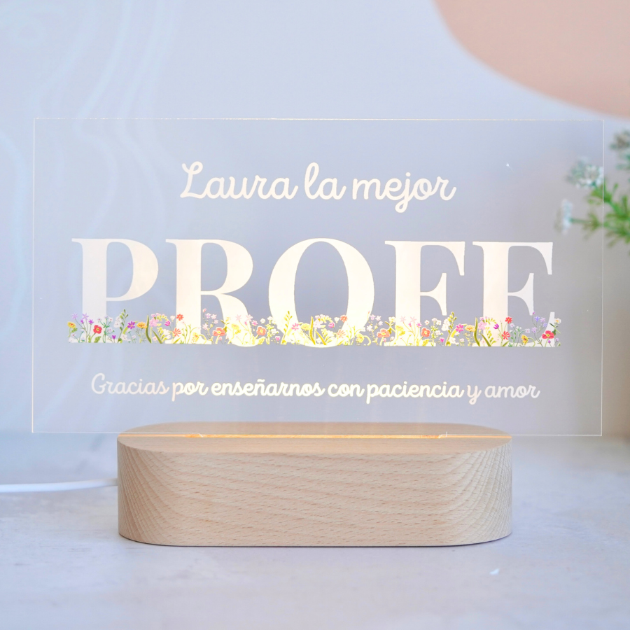 ¡ Celebra el fin de curso con nosotros !
Esta lámpara personalizada es un detalle original para regalar, puedes incluir el nombre tu profesor o profesora favorito junto con una dedicatoria. Una placa sencilla pero original con la que recordar un gran curso escolar.

Sin duda...¡sorprenderás!
