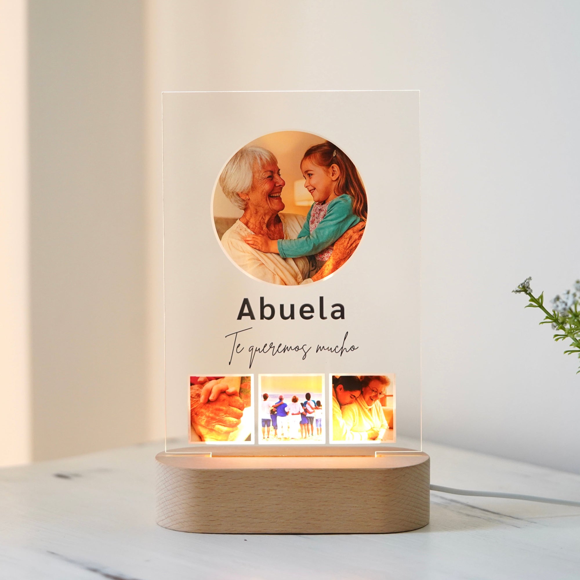 lumina el rincón favorito de tu abuela con la “Cristal Plaque Lámpara para Abuela con Fotos Personalizadas”, un regalo cargado de emoción y nostalgia que une diseño y sentimiento en un objeto único. Esta lámpara combina metacrilato premium de 3 mm con una base de madera natural, ofreciendo un acabado elegante y resistente que encaja en salones, dormitorios o su mesa de noche.
