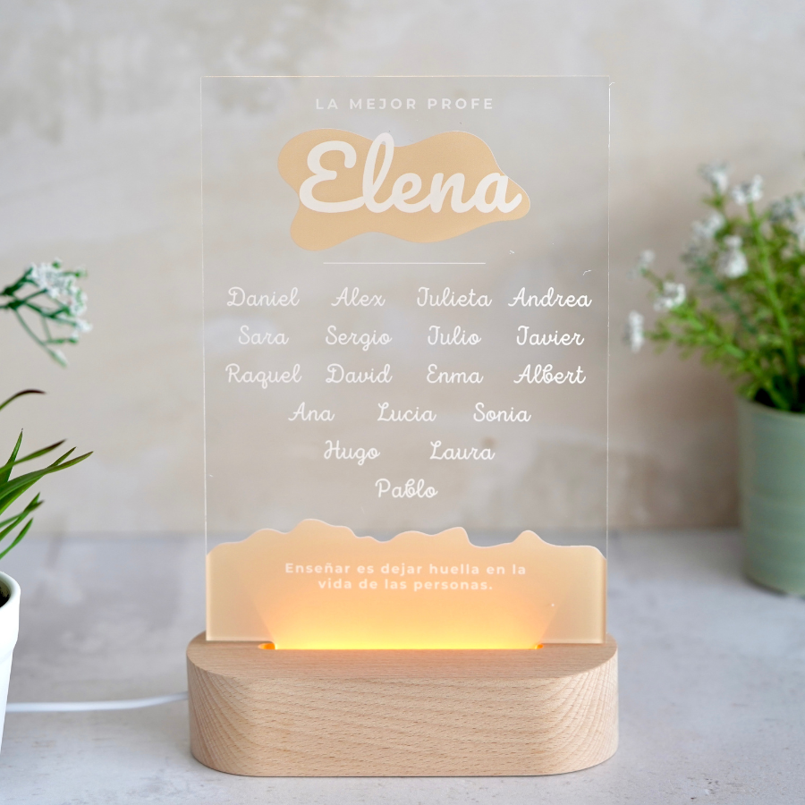 ¡ Celebra el fin de curso con nosotros !
Esta lámpara personalizada es un detalle original para regalar, puedes incluir los nombres de los alumnos y el de tu profesor o profesora favorito. Una lámpara sencilla pero original con la que recordar un gran curso escolar.

Sin duda...¡sorprenderás!