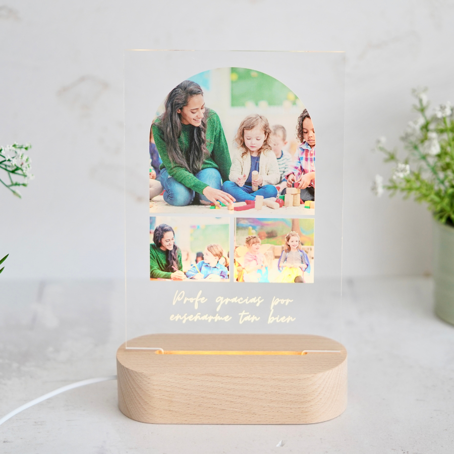 ¡ Celebra el fin de curso con nosotros !
Esta lámpara personalizada es un detalle original para regalar, puedes incluir una dedicatoria para tu profesor o profesora favorito y unas fotos que simbolicen lo mucho que has disfrutado este curso con su compañía. Un regalo original con el que seguro sorprenderás.