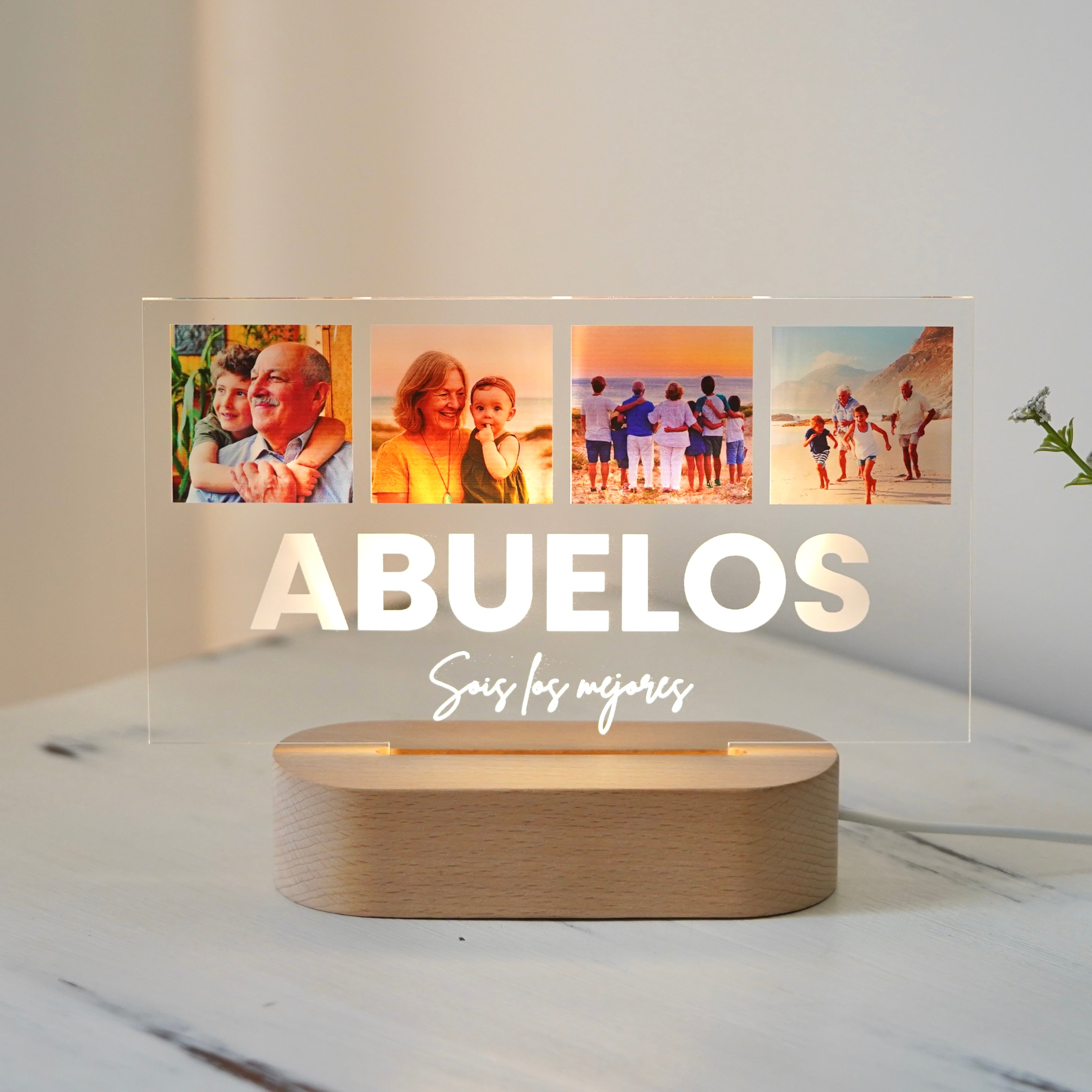  Este regalo emotivo es perfecto para el Día del Abuelo, cumpleaños, aniversarios o simplemente para sorprender “porque sí”. Cada vez que los abuelos enciendan su lámpara, revivirán instantes inolvidables y sentirán el cariño de toda la familia. Con la Lámpara LED Personalizada para Abuelos de Cristal Plaque, regala luz, emoción y memorias que perdurarán—porque los mejores recuerdos merecen brillar.