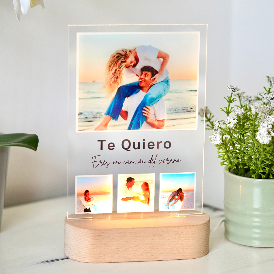 Lámpara fotos cuadradas personalizada ❤️ Esta lámpara incluye cuatro fotos junto con una dedicatoria personalizada, el detalle perfecto para inmortalizar los recuerdos mas bonitos ❤️❤️.✨ Envíos en 24 horas 🚚 Diseña ya la tuya!!