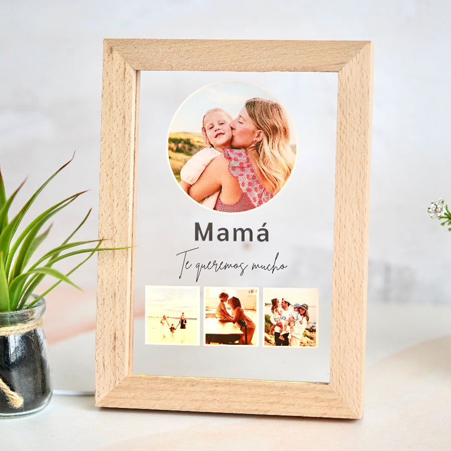 Este marco de luz con 4 fotos y dedicatoria personalizada es el mejor regalo que puedes hacer a tu mamá.

Es un detalle original y único, para demostrar lo importante que es para tu vida.

Regálalo por cumpleaños, día de la madre, navidad o por que sí, sorprenderá!