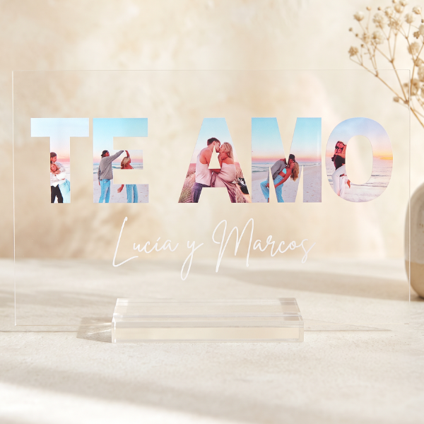 Placa "TE AMO" con fotos y texto