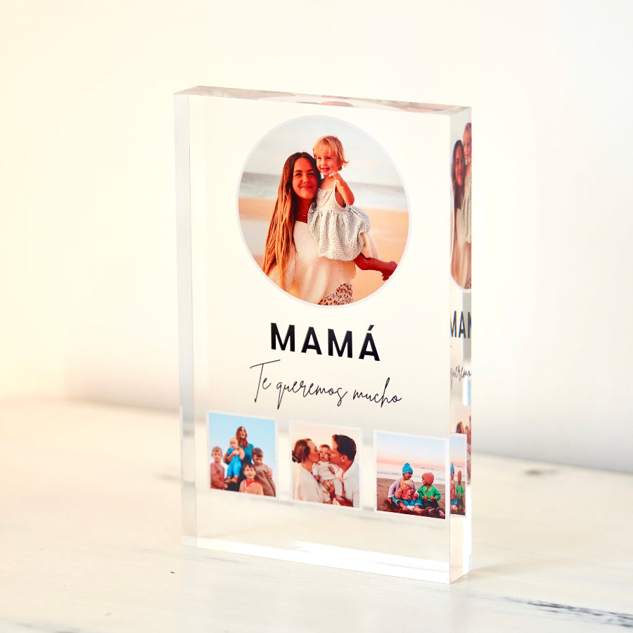 Sorprende con este regalo original, regala este bloque transparente donde puedes incluir tus fotos favoritas, incluye la palabra "MAMÁ" un texto que puedes personalizar con cuatro fotos diferente.

No necesita soportes, se mantiene estable en superficies lisas y la sensación que da de profundidad en la imagen hace de este regalo único un detalle especial que regalar en cualquier ocasión.