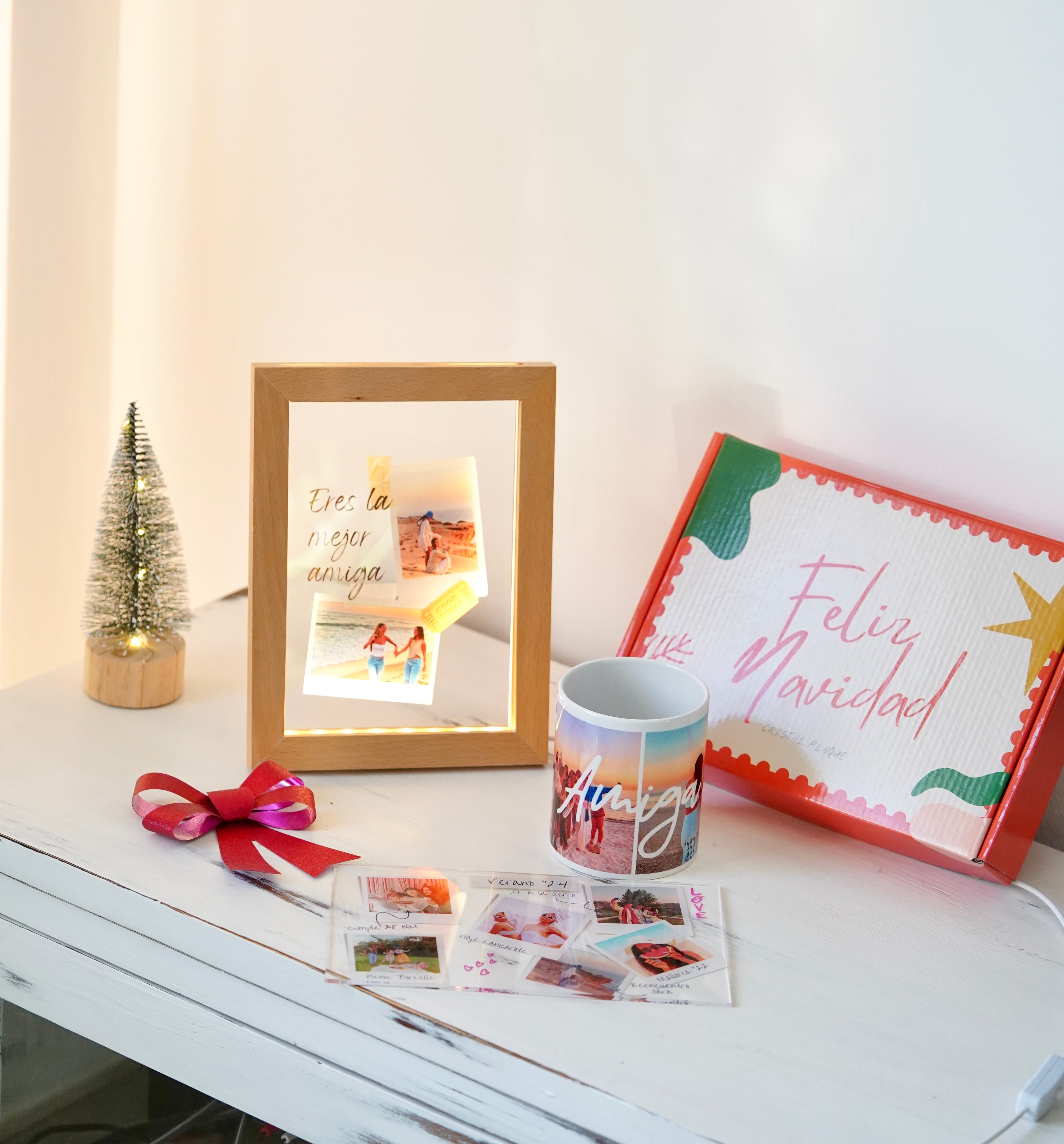 Ideas de regalo para amigo invisible, marco con fotos, taza personalizada y caja de navidad