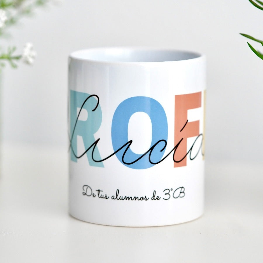 Taza Profe Colores , ¿Buscas un regalo original de fin de curso? 🎁 Descubre nuestras tazas personalizadas para profesores: especiales, emotivas y listas en 48h. ¡Sorprende a tu profe favorito!