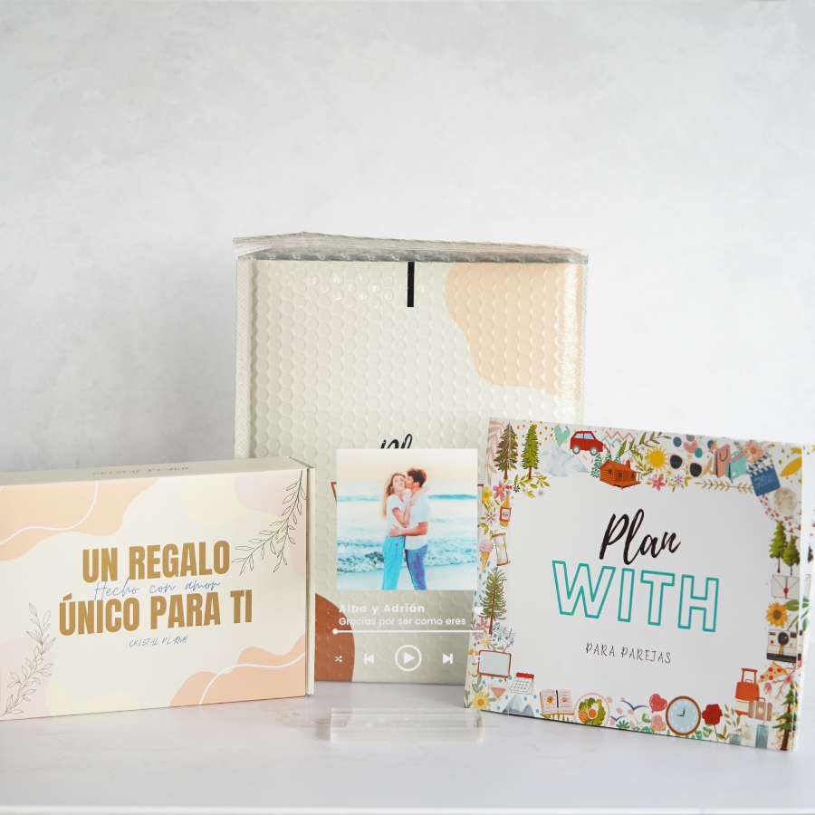 Libro de parejas de Plan With lleno de planes para realizar en pareja, más una Placa Personalizada a escoger entre 5, en la cual podrás escoger las mejores fotos y unas frases bonitas para dedicar a tu pareja.