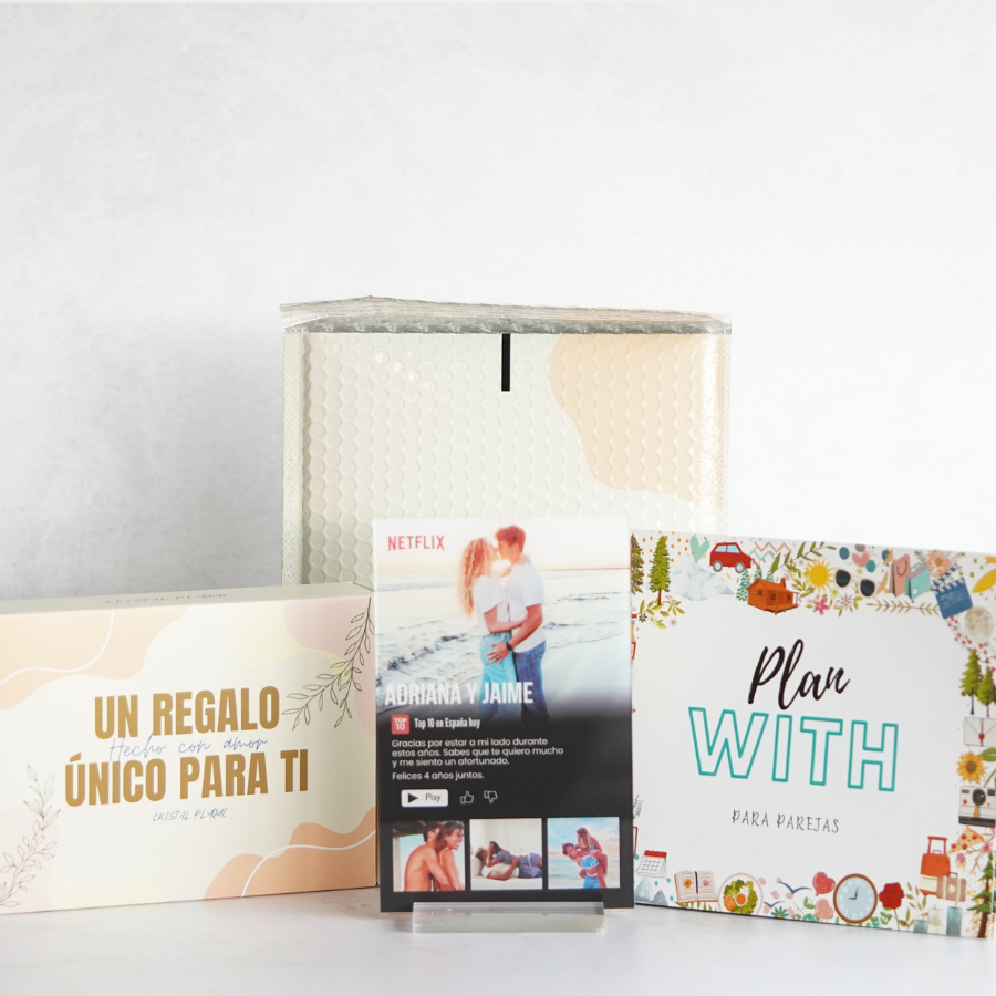 Libro de parejas de Plan With lleno de planes para realizar en pareja, más una Placa Personalizada a escoger entre 5, en la cual podrás escoger las mejores fotos y unas frases bonitas para dedicar a tu pareja.