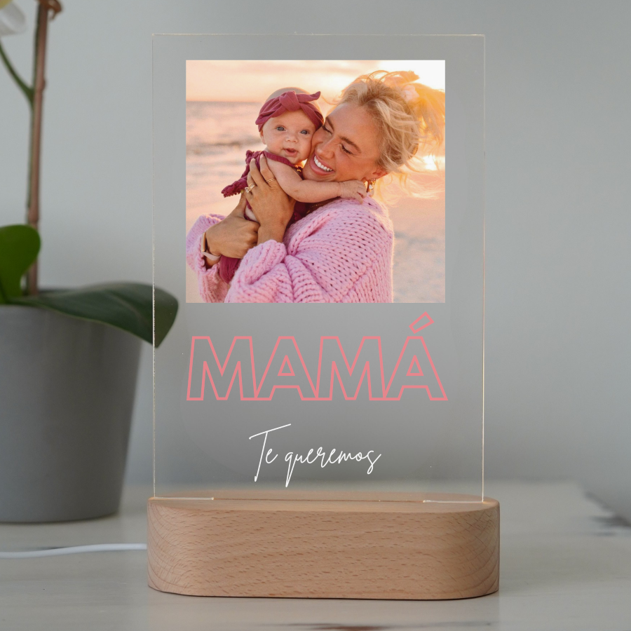 Lámpara para mamá con una foto familiar, letras rosas y base de luz de madera