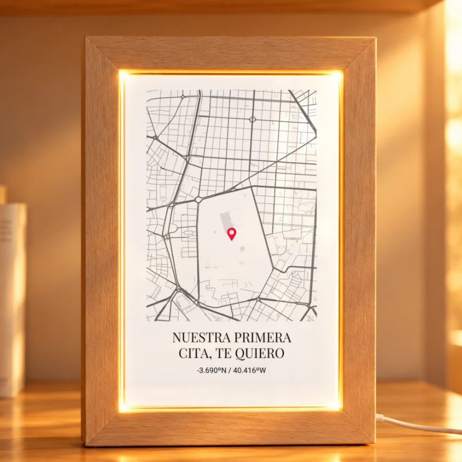 Lámpara marco de luz personalizada con mapa de la primera cita en fondo blanco y coordenadas, en madera con luz LED