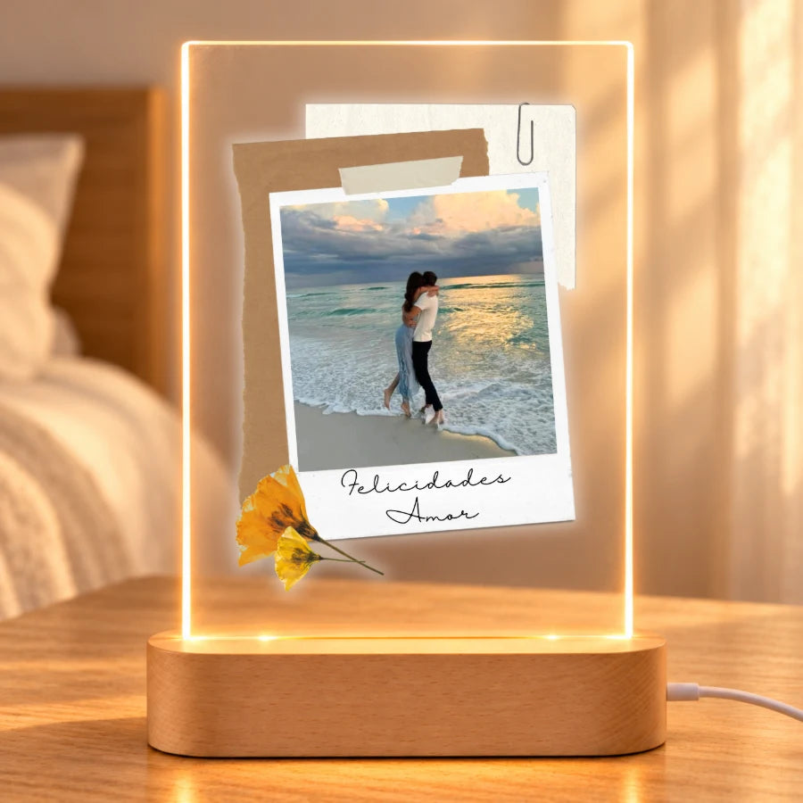 Lámpara personalizada con foto de pareja estilo polaroid y dedicatoria, en metacrilato con base de luz LED de madera