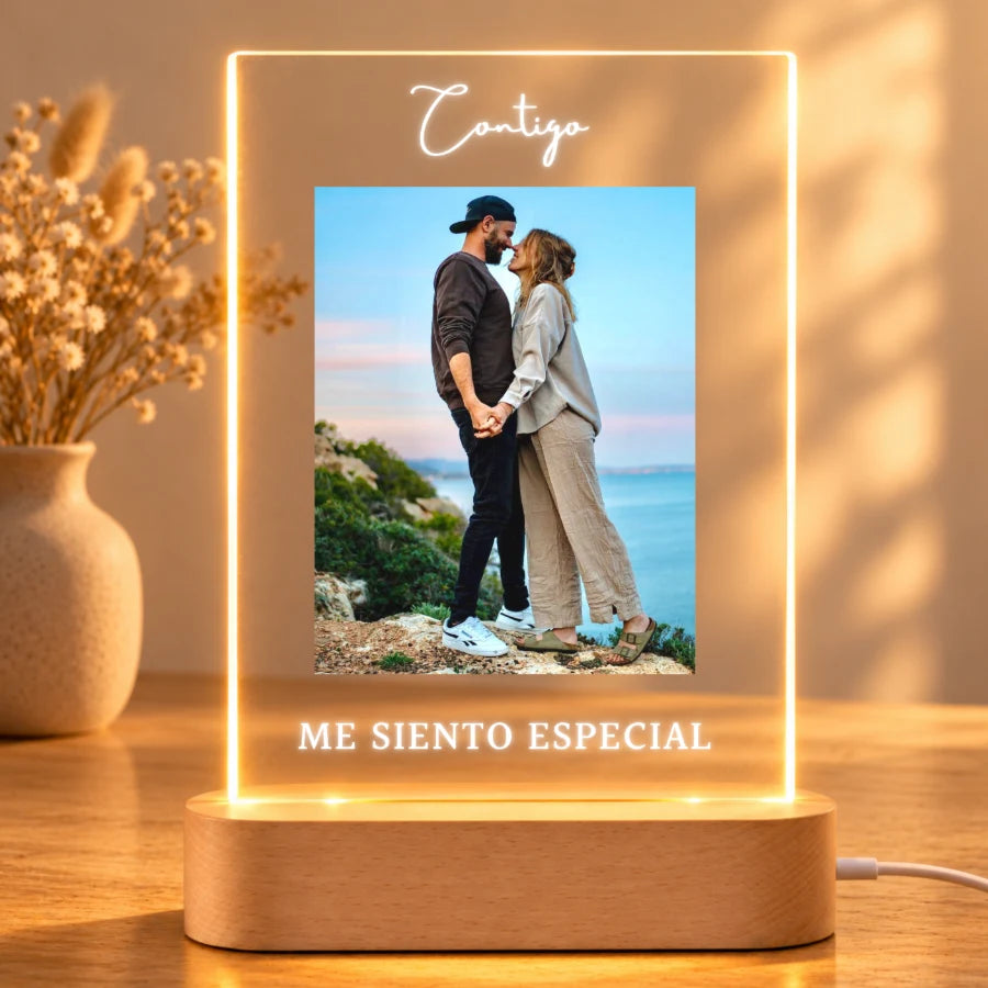 Lámpara personalizada con foto de pareja y textos Contigo y Me siento especial, en metacrilato con base LED de madera