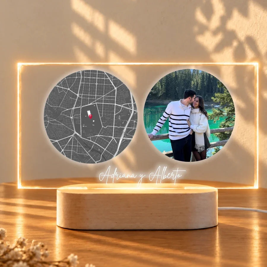 Lámpara personalizada con mapa circular de un lugar especial y foto de pareja, en metacrilato con base LED de madera