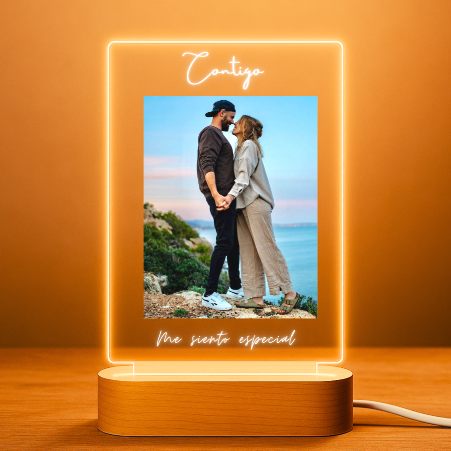 Lámpara personalizada con una foto y dos texto sobre metacrilato premium