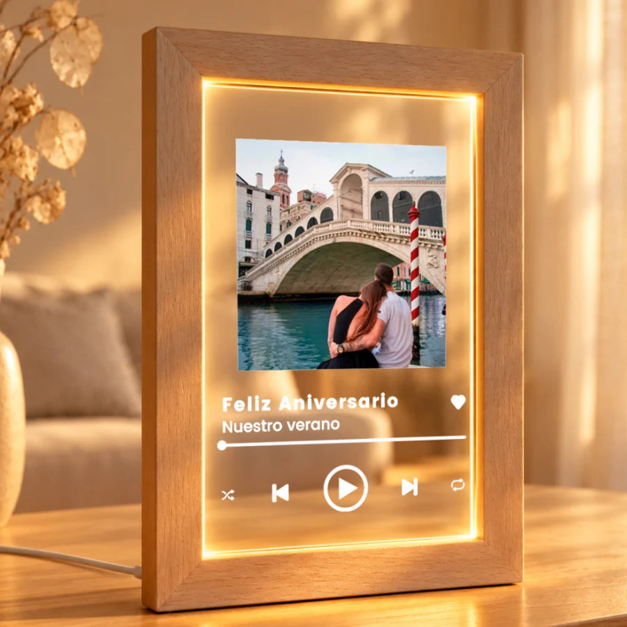 Lámpara Spotify personalizada con foto de pareja en Venecia y canción, en metacrilato con marco de luz LED de madera