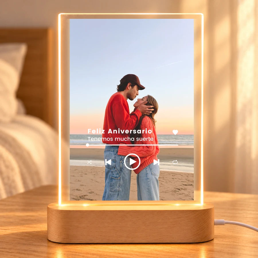 Lámpara Spotify personalizada con foto de pareja a pantalla completa y canción, en metacrilato con base LED de madera