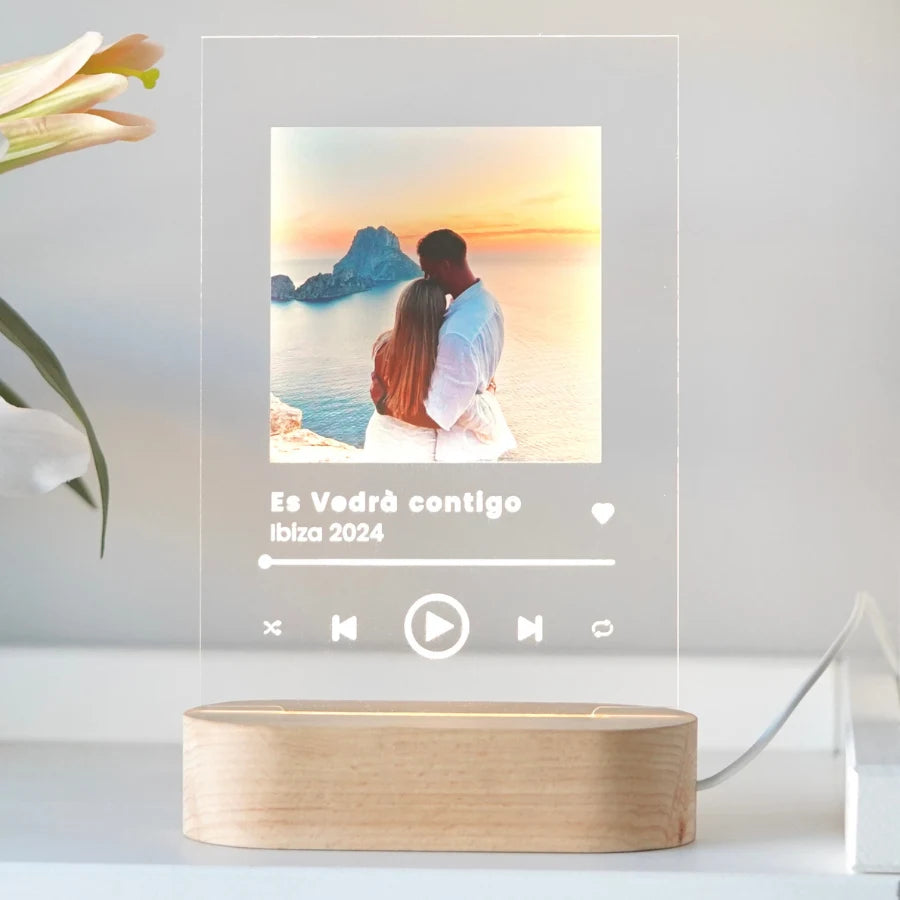 Lámpara Spotify personalizada con foto de pareja en la playa y canción, en metacrilato con base de luz LED de madera