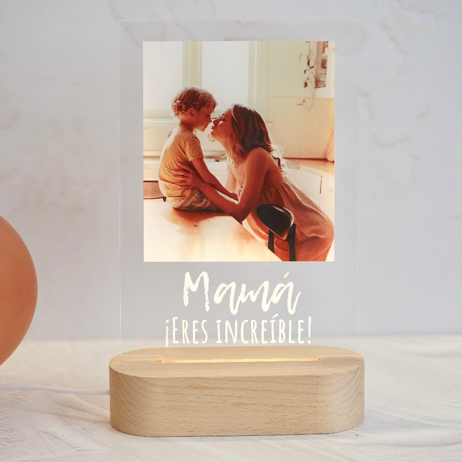 Lámpara de metacrilato para mamá con foto familiar y dedicatoria sobre base de luz de madera