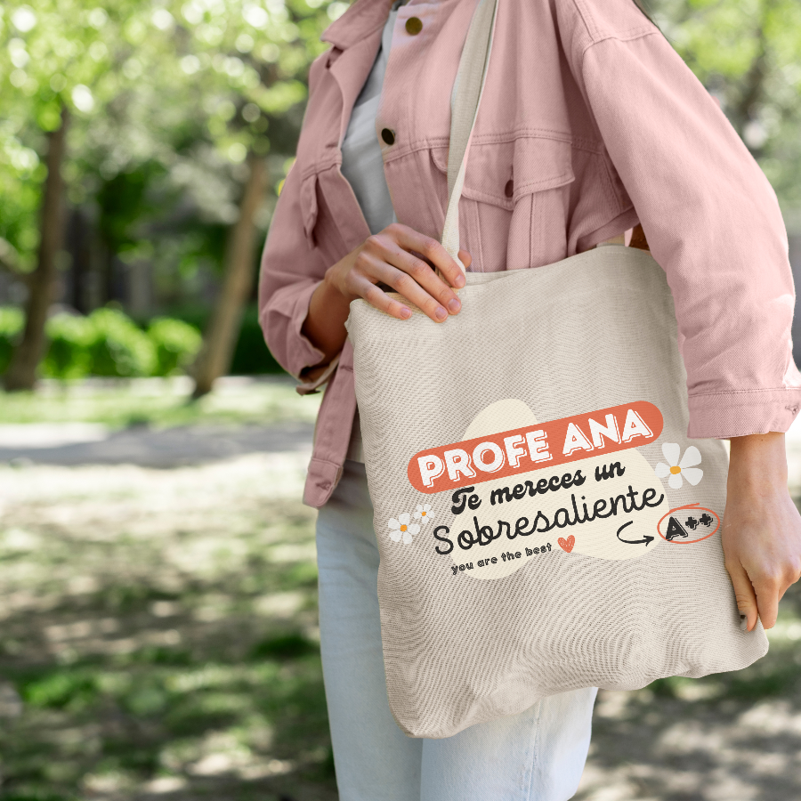 Tote Bag Profe Sobresaliente , ¿ Buscas un regalo de fin de curso ?📚 , descubre nuestras Tote Bag personalizadas para ti o tu profesor o profesora favoritos: especiales, emotivas y listas en 48h. ¡ Sorprenderás !