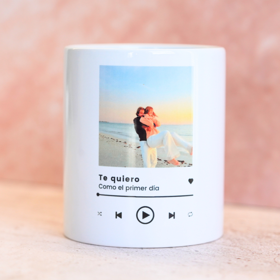 Crea una taza Spotify con la canción personalizada de tus mejores momentos y rinde homenaje a tu persona favorita.