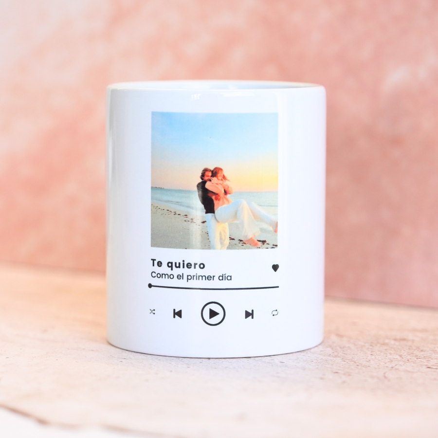 Crea una taza Spotify con la canción personalizada de tus mejores momentos y rinde homenaje a tu persona favorita.